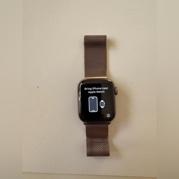 Apple Watch Series 4 Stainless Steel Gold 40 MM GPS+Cellular - Picture 4 of 12